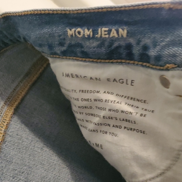 American Eagle Outfitters Light Blue Distressed Cropped ankle Jeans - Picture 5 of 6